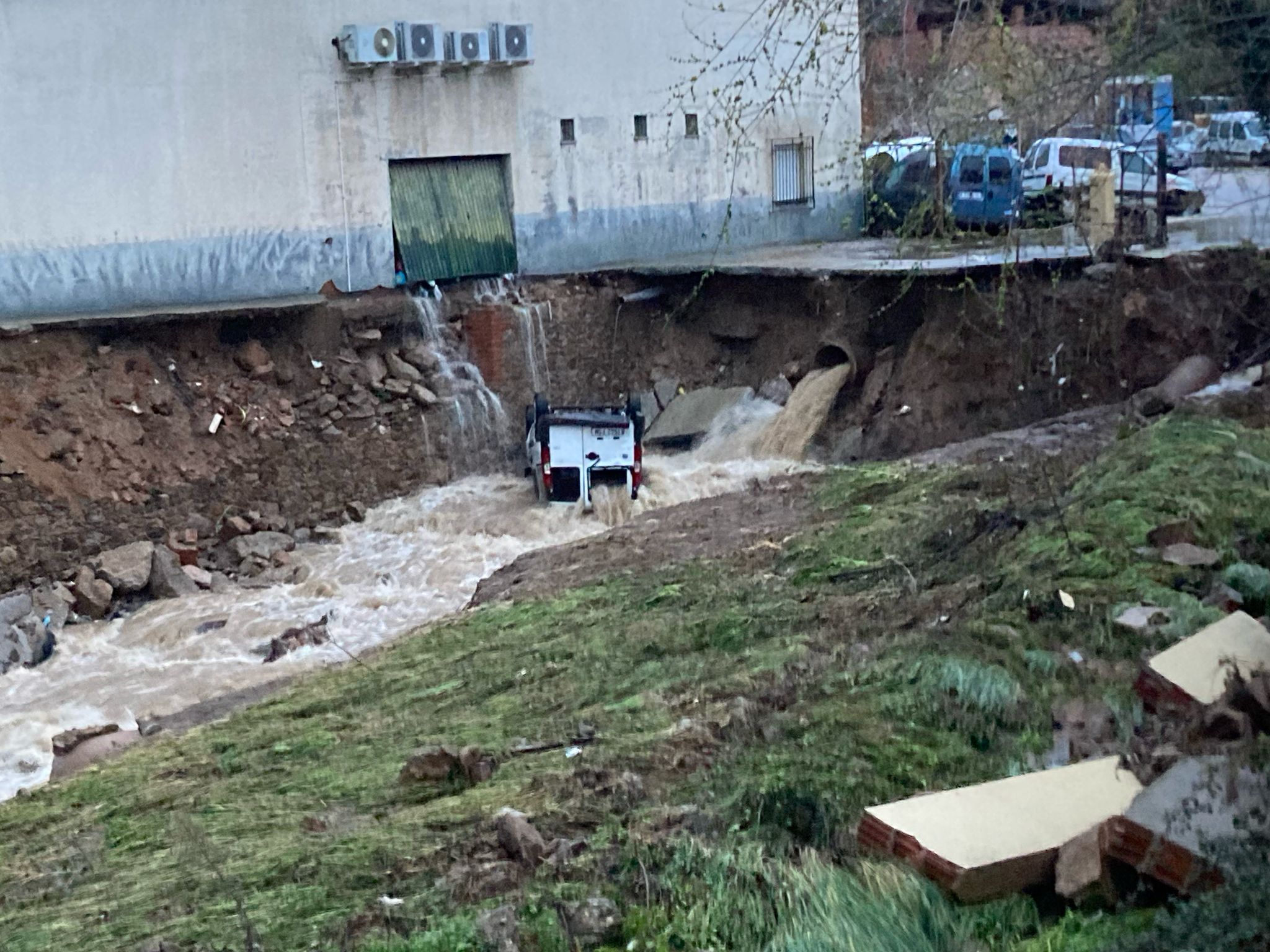 Calles anegadas y coches volcados por la rotura de una balsa de agua en Jarandilla