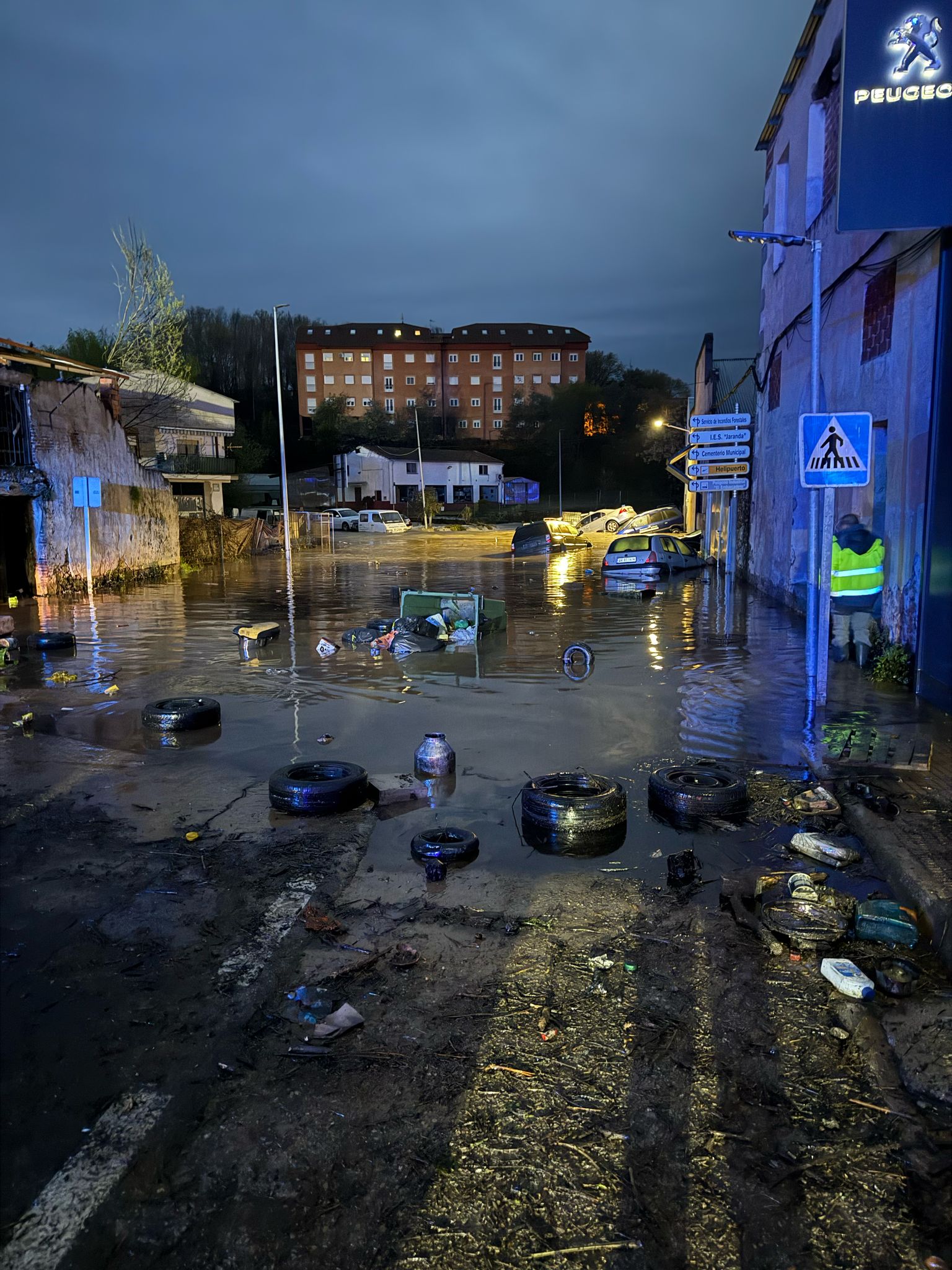 Calles anegadas y coches volcados por la rotura de una balsa de agua en Jarandilla