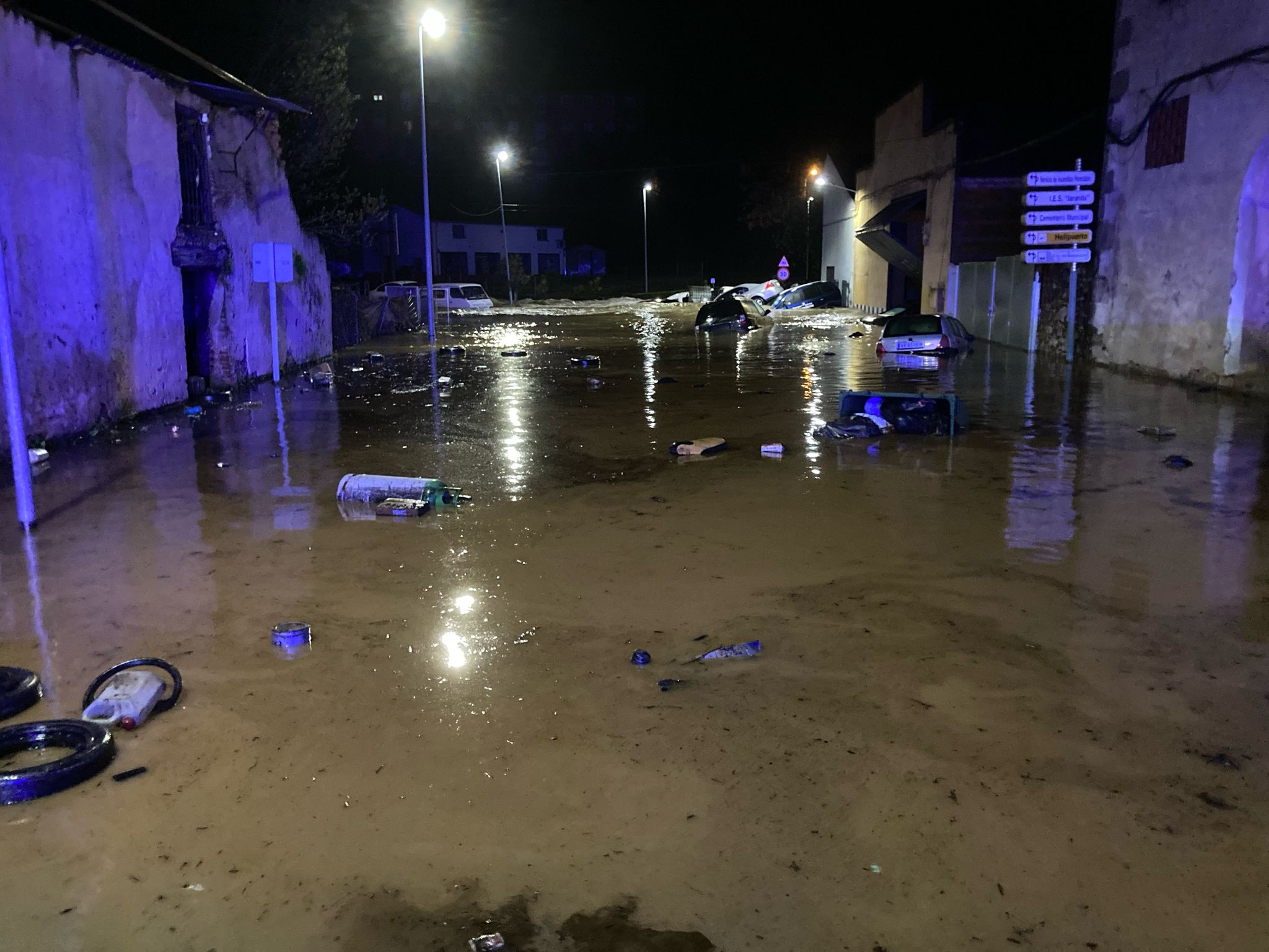 Calles anegadas y coches volcados por la rotura de una balsa de agua en Jarandilla