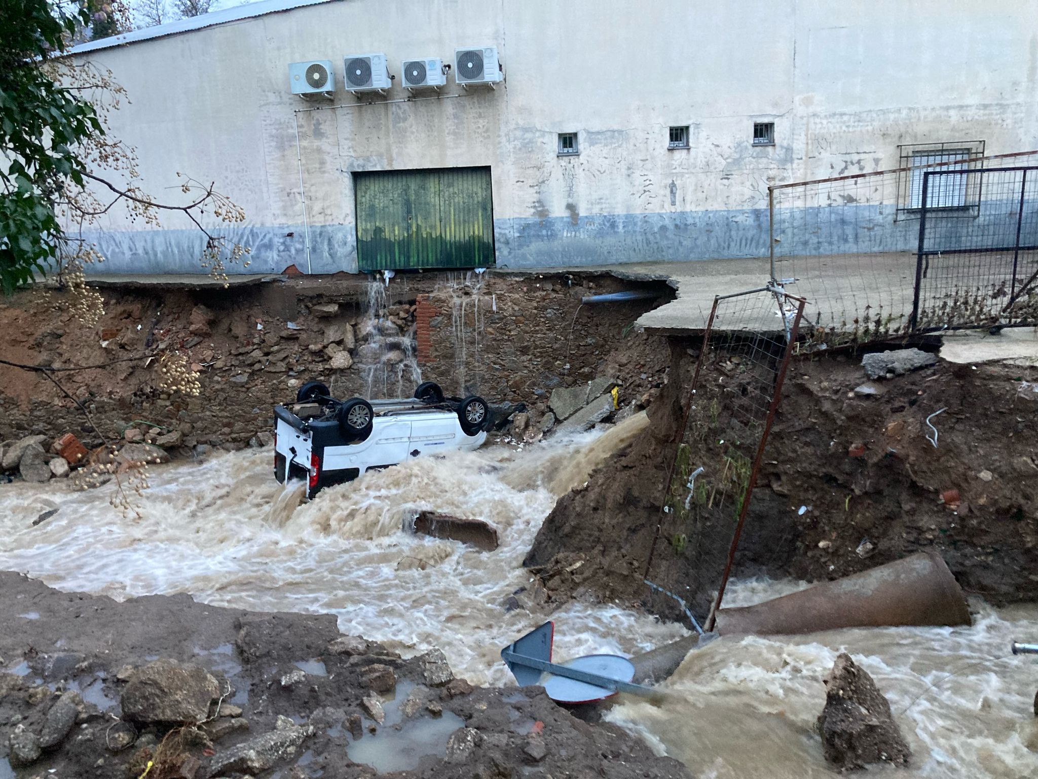 Calles anegadas y coches volcados por la rotura de una balsa de agua en Jarandilla