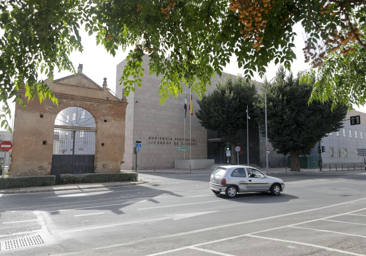 El acusado es juzgado este martes en la Audiencia Provincial de Cáceres.