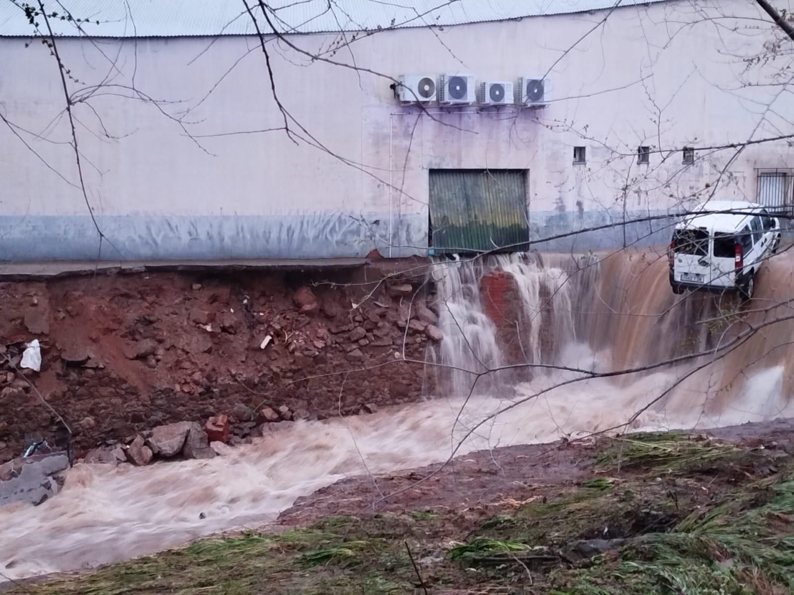 Calles anegadas y coches volcados por la rotura de una balsa de agua en Jarandilla