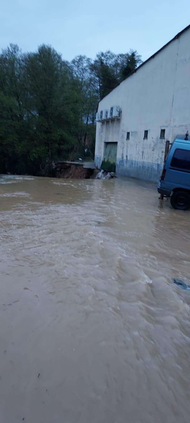 Calles anegadas y coches volcados por la rotura de una balsa de agua en Jarandilla