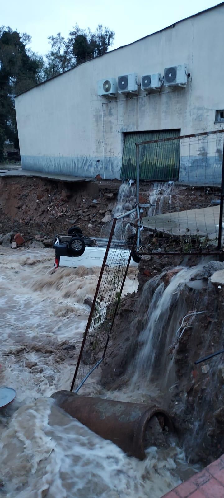 Calles anegadas y coches volcados por la rotura de una balsa de agua en Jarandilla