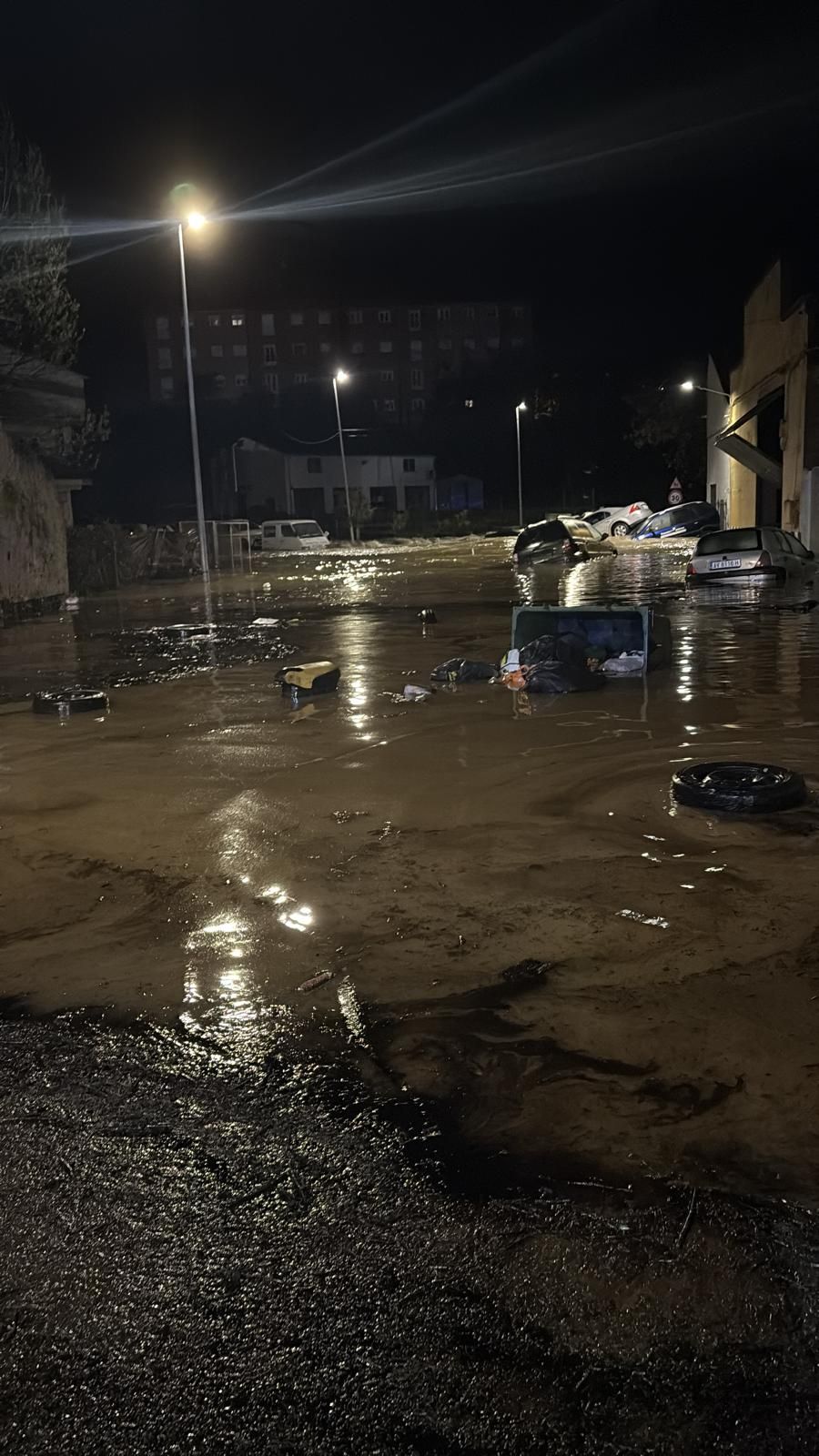 Calles anegadas y coches volcados por la rotura de una balsa de agua en Jarandilla