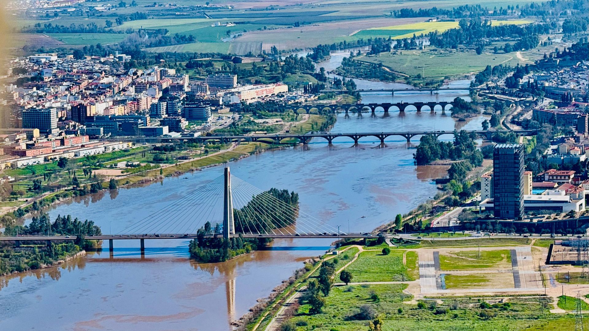 Las dos orillas del Guadiana en Badajoz, con el Puente Real en primer término, y los puentes de la Universidad, de Palmas y de la Autonomía, al fondo. 