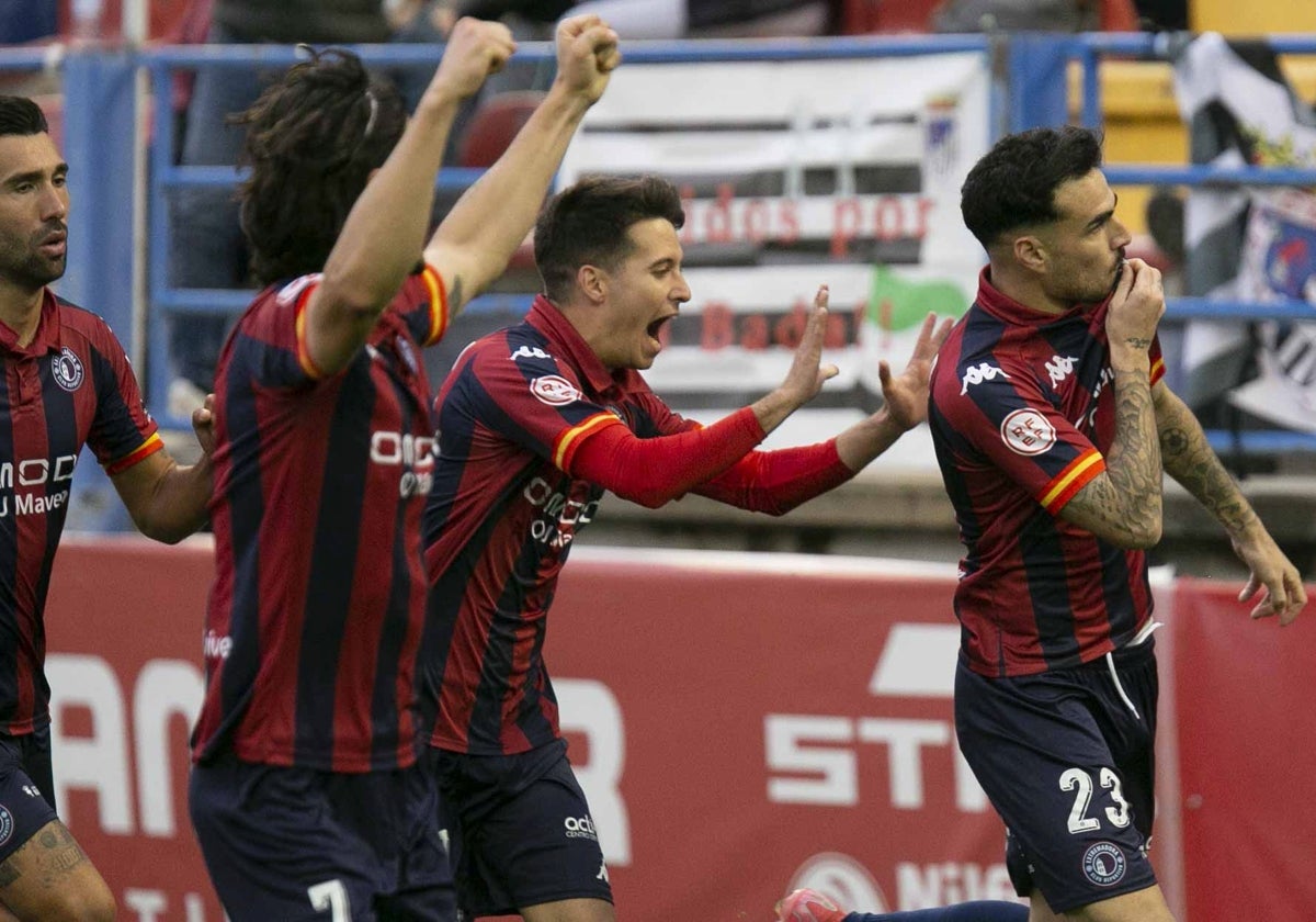 Dieguito celebra uno de sus dos goles de la victoria del Extremadura ante el Badajoz.