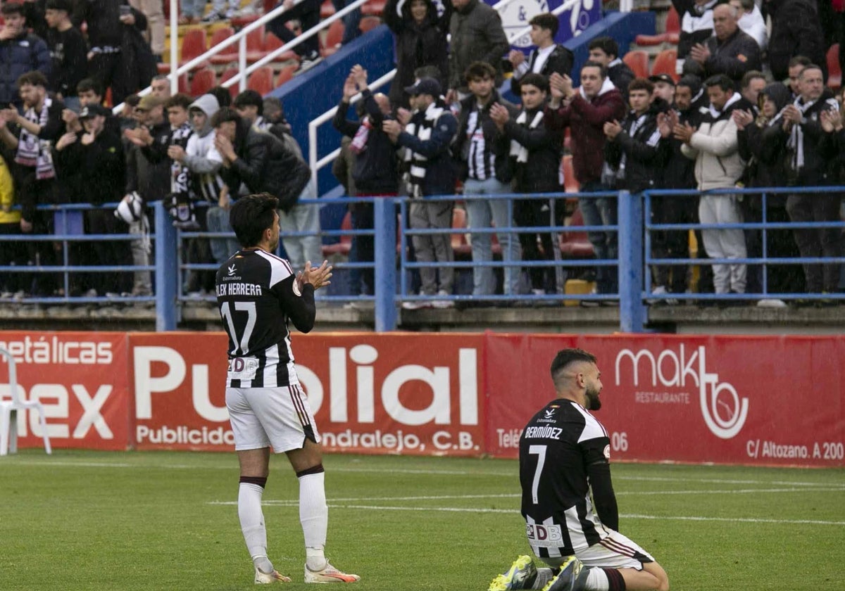 Álex Herrera y Bermúdez agradecen a la afición del Badajoz su apoyo en el Francisco de la Hera.