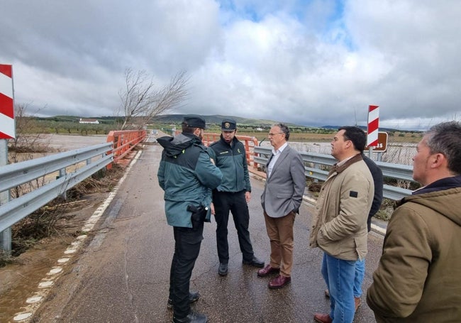 Quintana, con guardias civiles y alcaldes de La Serena, esta mañana, sobre el puente del río Gargáligas.