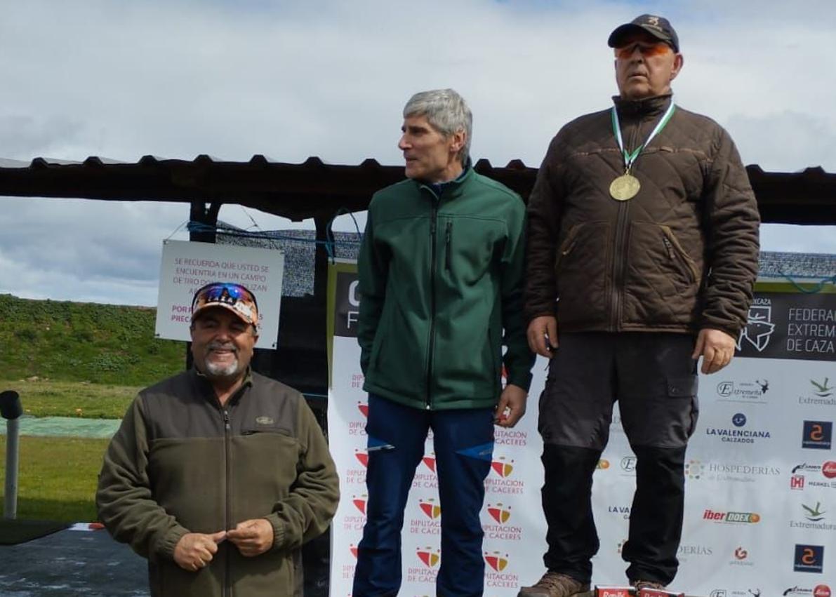 Imagen secundaria 1 - Podios de Adaptado (arriba); Senior (abajo izquierda) y Veteranos (abajo derecha)