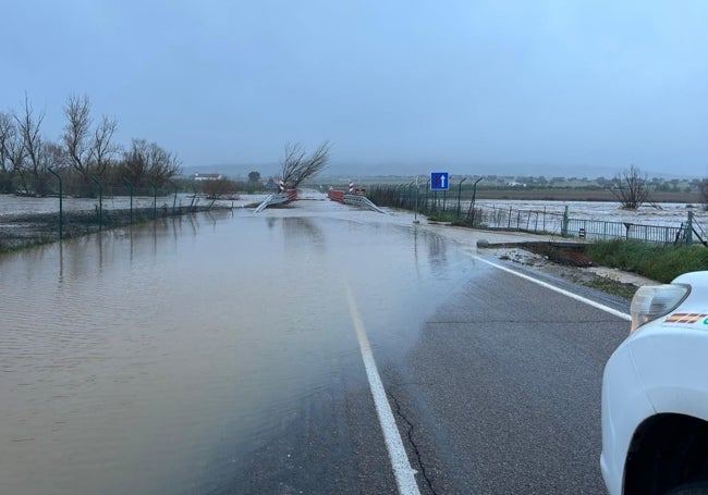 Carretera de Quintana al Valle de la Serena, cortada por desbordamiento del Ortiga, esta mañana.