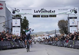 Adrián Benito dio el triunfo al Pebetero en la última etapa de la ronda extremeña.