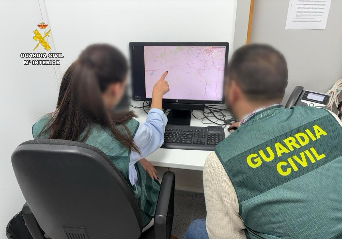 Agentes de la Guardia Civil durante una investigación.