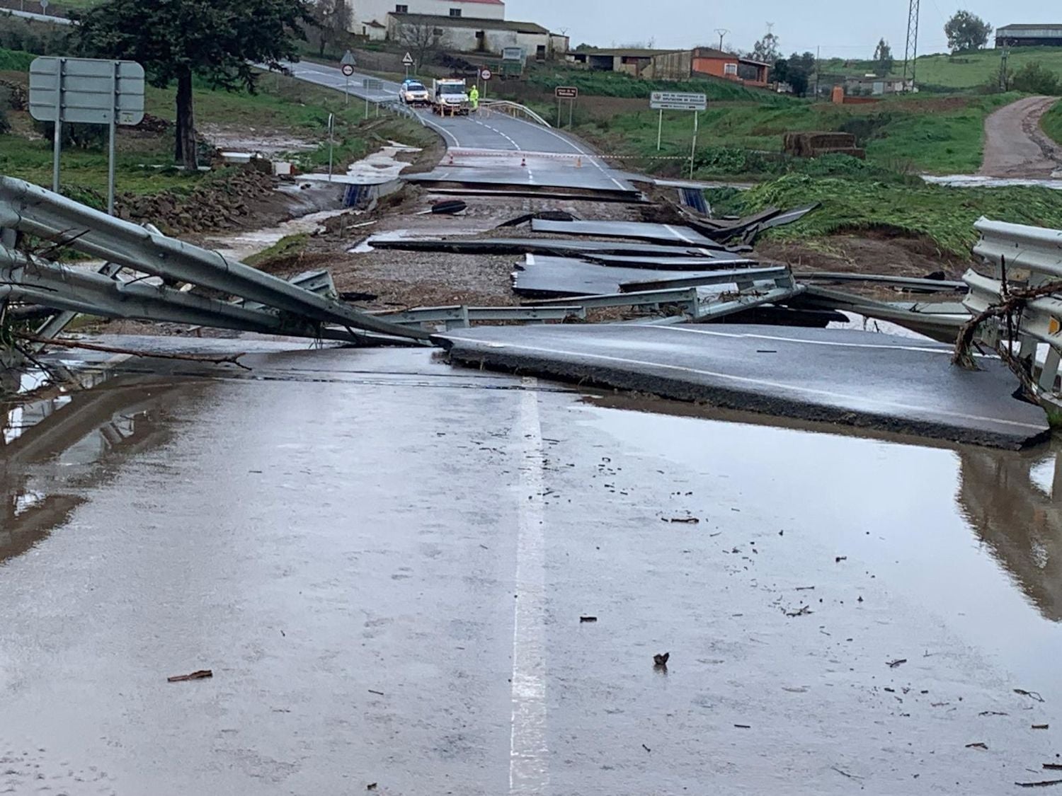 Estado en el que ha quedado la carretera BA-086, a la salida de Maguilla en dirección a Llerena