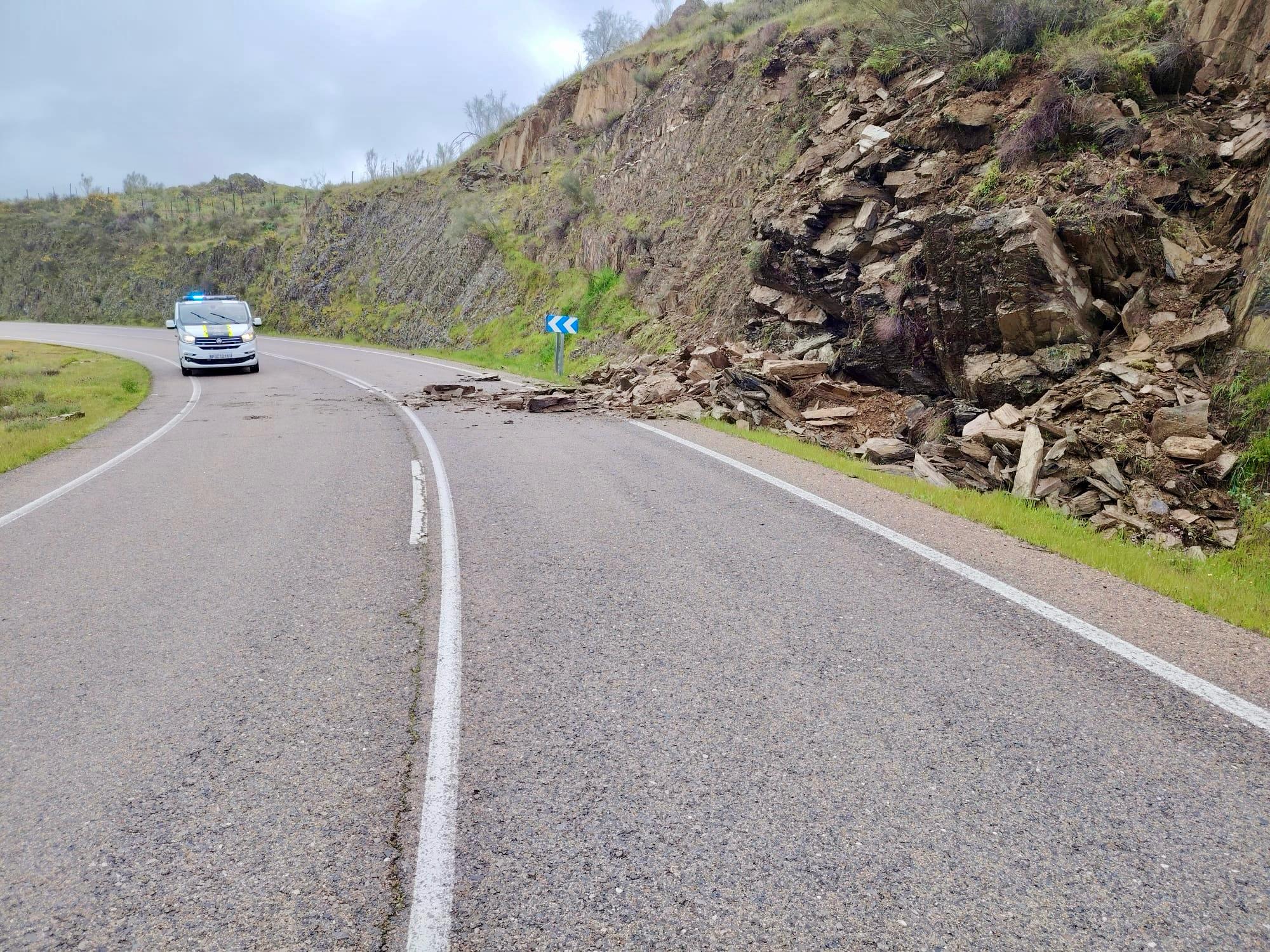 Desprendimiento de piedras en la carretera autonómica EX-390, a la altura del kilómetro 15