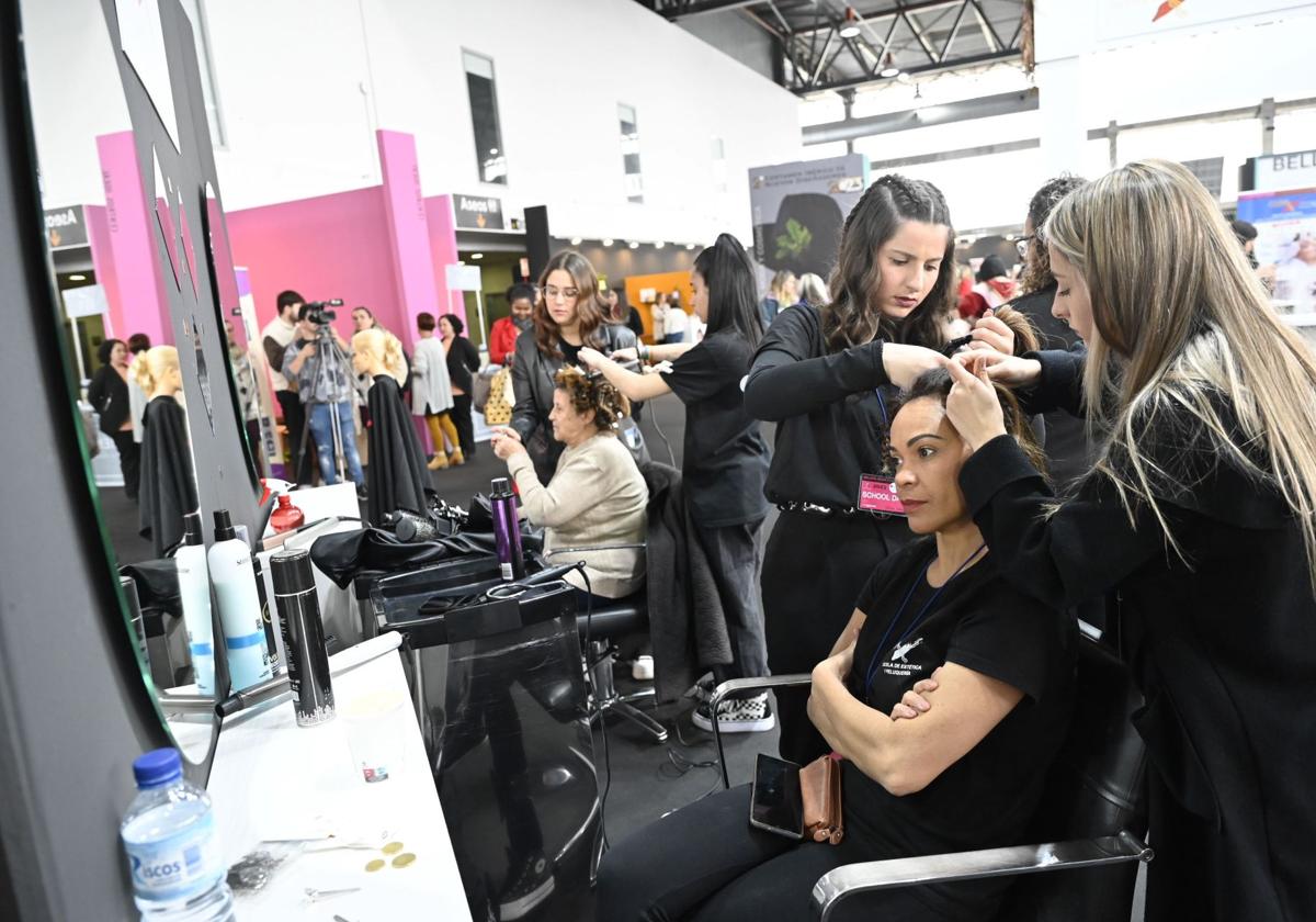 Tatuadores y desfiles en la Feria de la Belleza y la Moda en Badajoz