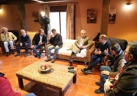 Ignacio Higuero, en el centro, de traje, durante su reunión con los regantes de Jarandilla-Jarandilleja.