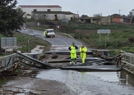 El agua se ha llevado parte del asfalto en un puente de la carretera BA-086, a la salida de Maguilla en dirección a Llerena.