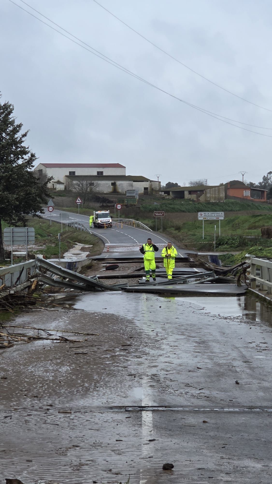 El agua se ha llevado parte del asfalto en un puente de la carretera BA-086, a la salida de Maguilla en dirección a Llerena