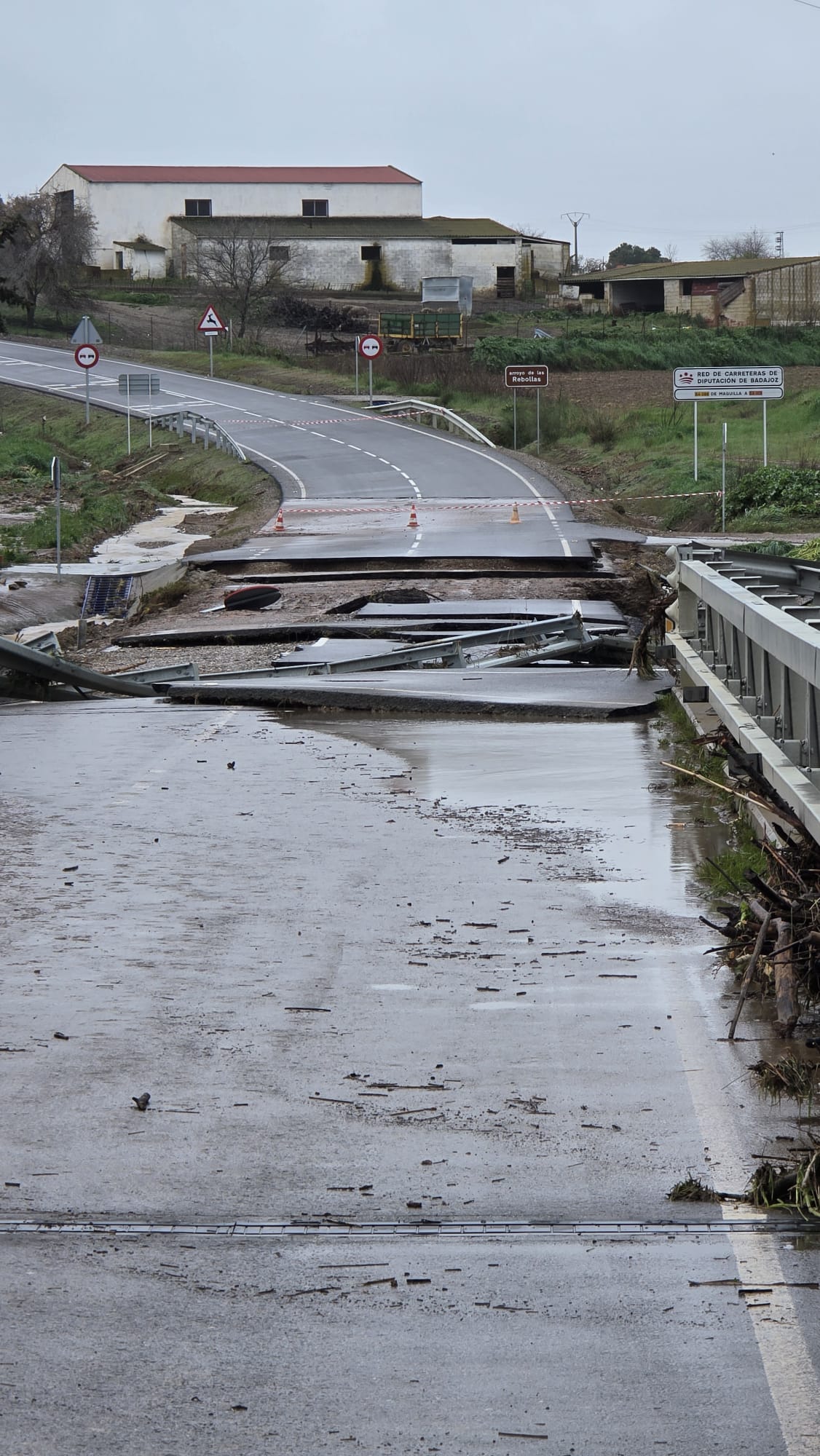 El arroyo de las Rebollas se ha llevado parte del asfalto en la salida de Maguilla a Llerena