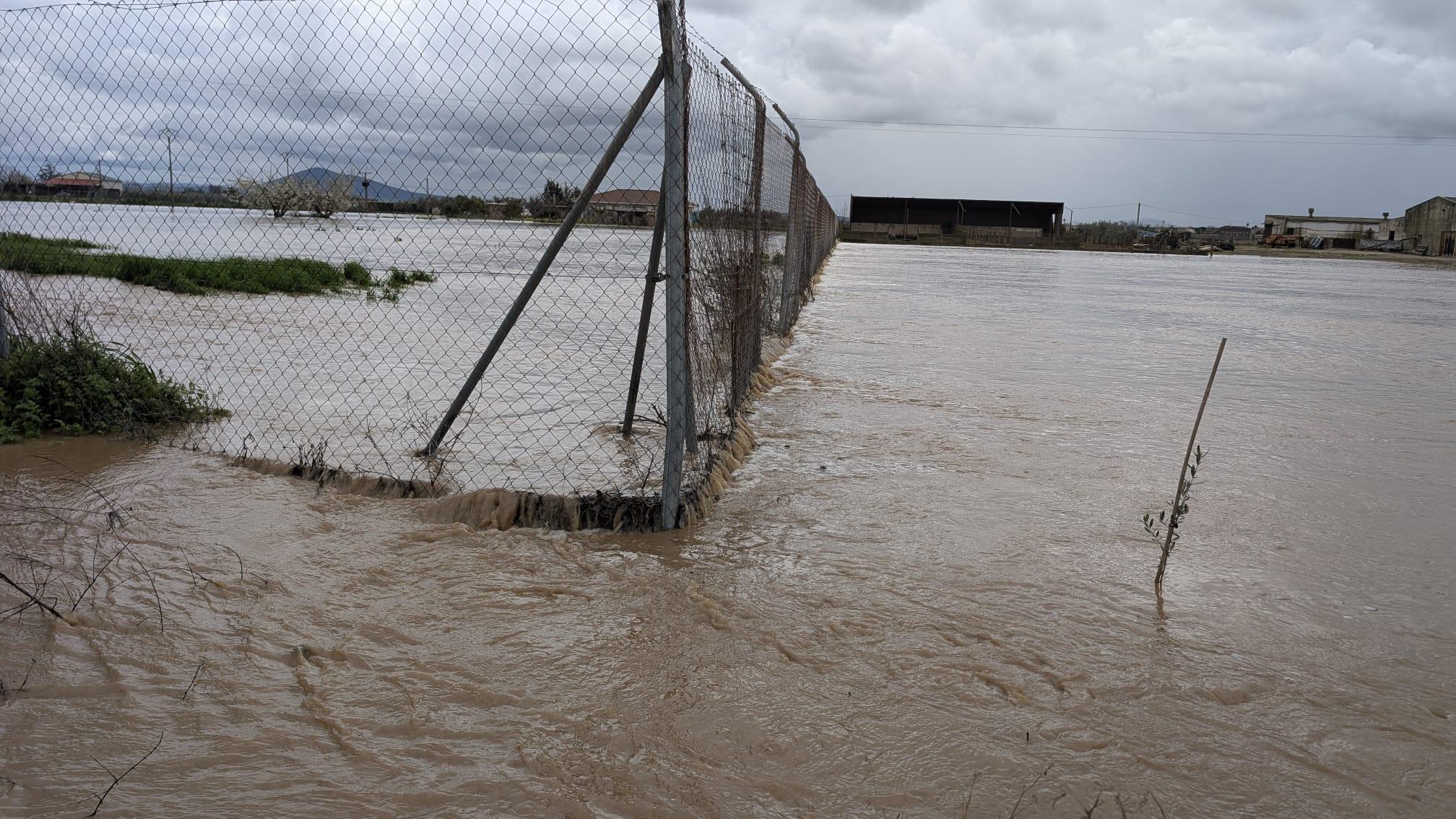 Caminos inundados y casas aisladas en Medellín por la crecida del río Ortiga