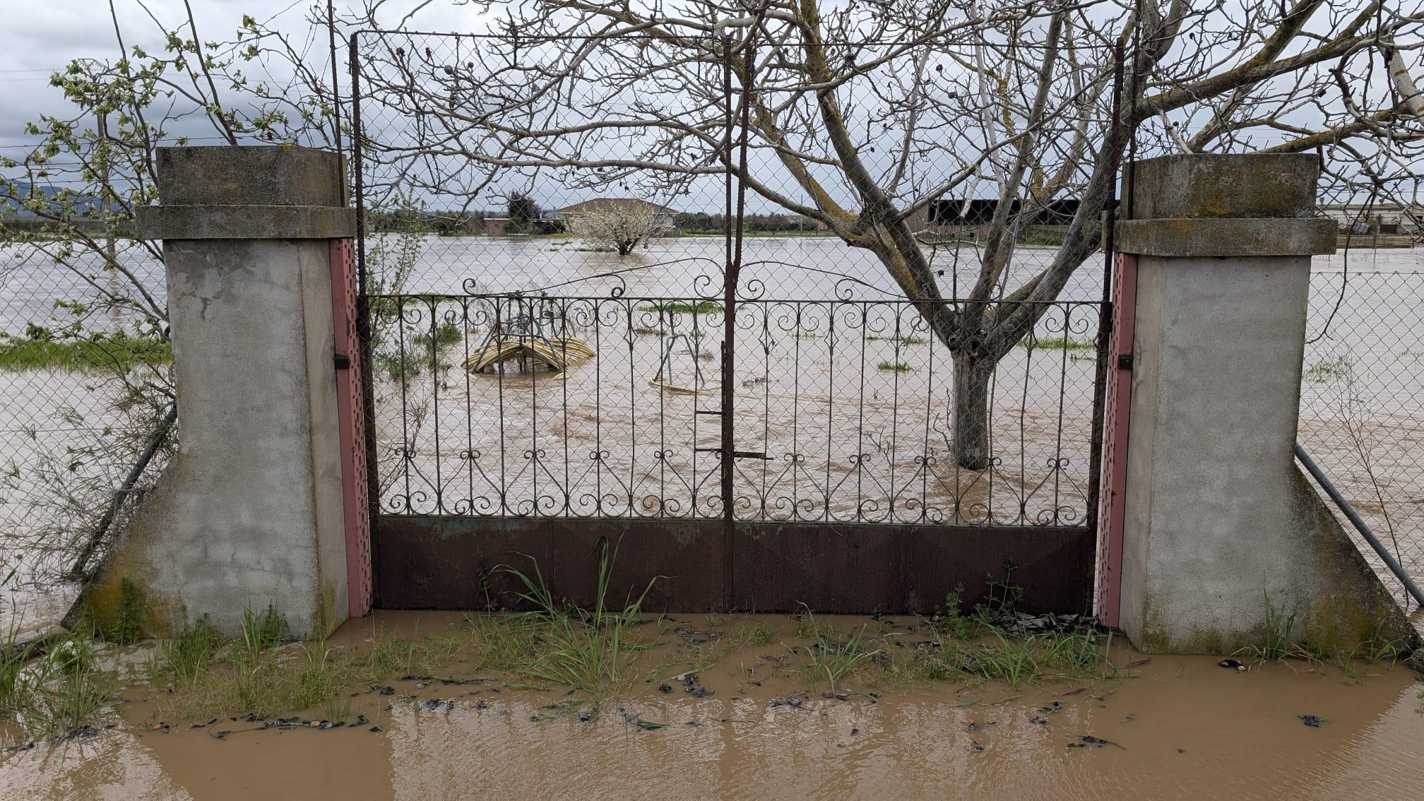 Caminos inundados y casas aisladas en Medellín por la crecida del río Ortiga