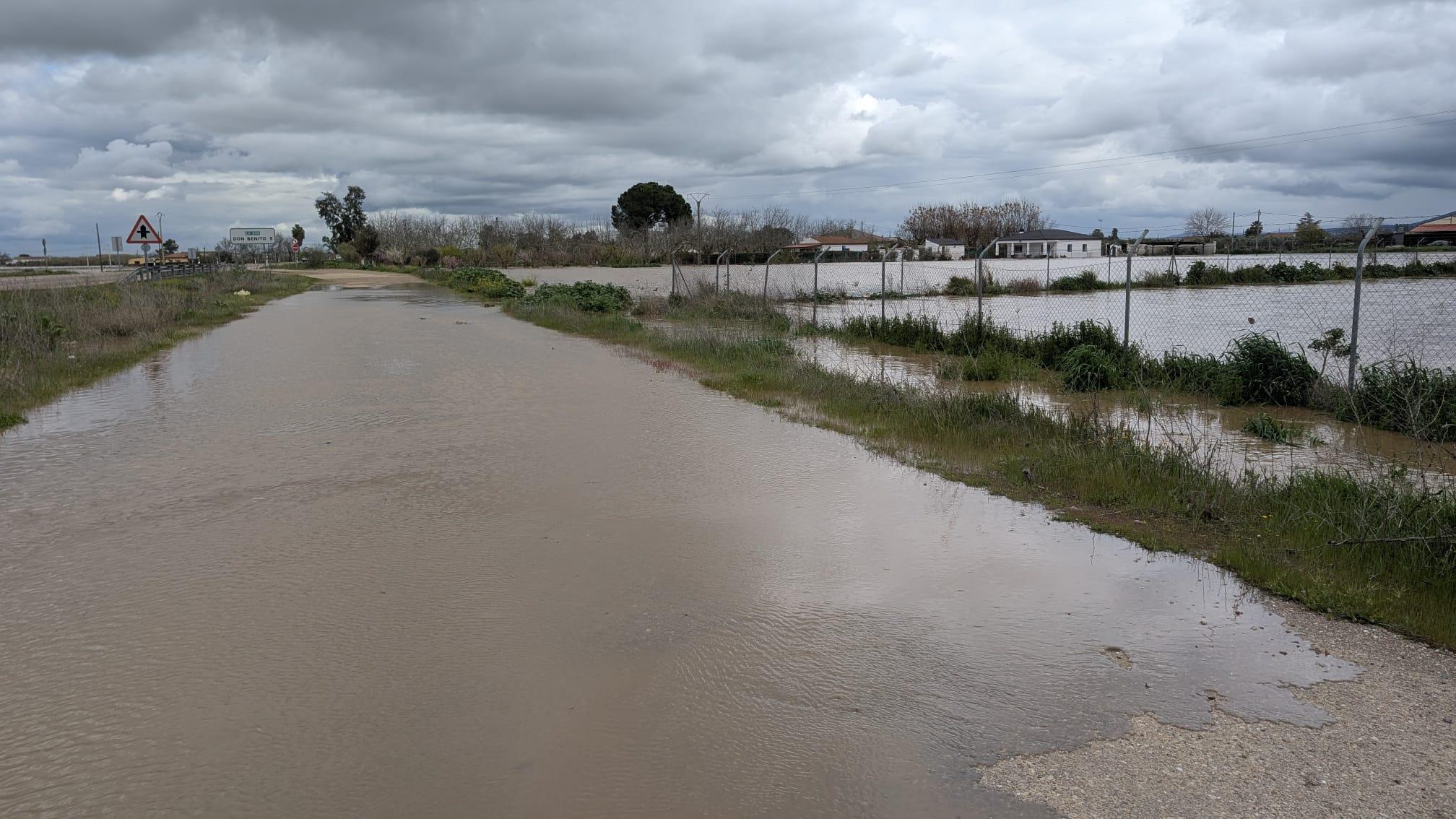 Caminos inundados y casas aisladas en Medellín por la crecida del río Ortiga