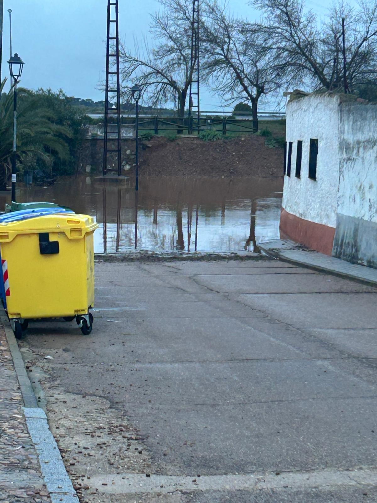 El río Palomillas se ha quedado cerca de las viviendas en el municpio pacense de Palomas.