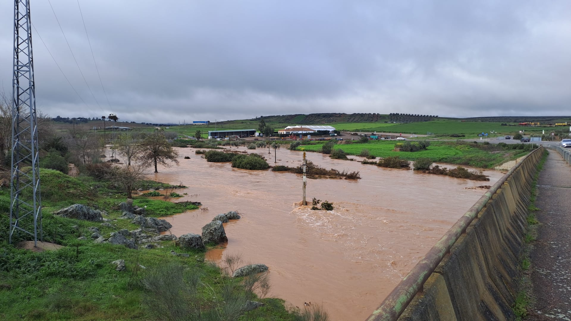 El río Palomillas se ha quedado cerca de las viviendas en el municpio pacense de Palomas.