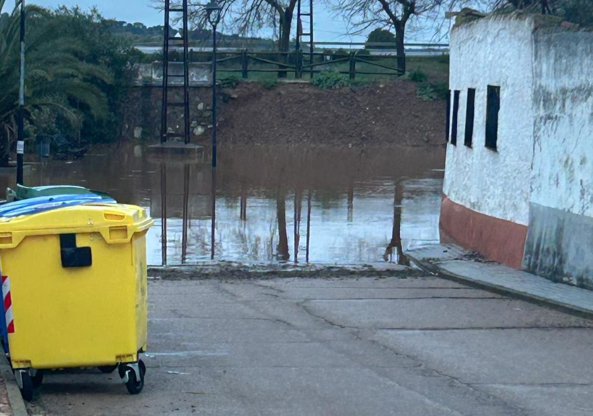 El agua se ha quedado cerca de las viviendas en Palomas.