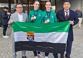 Kim Man Young (coach), Ana Llorente, Covadonga Rosa y Yong Kim Sin (delegado federativo).