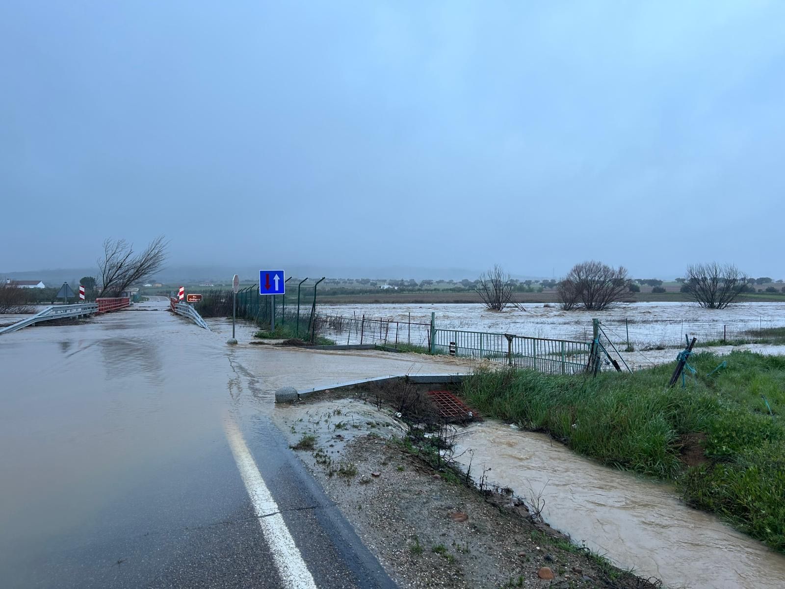 Carretera cortada en Quintana de la Serena