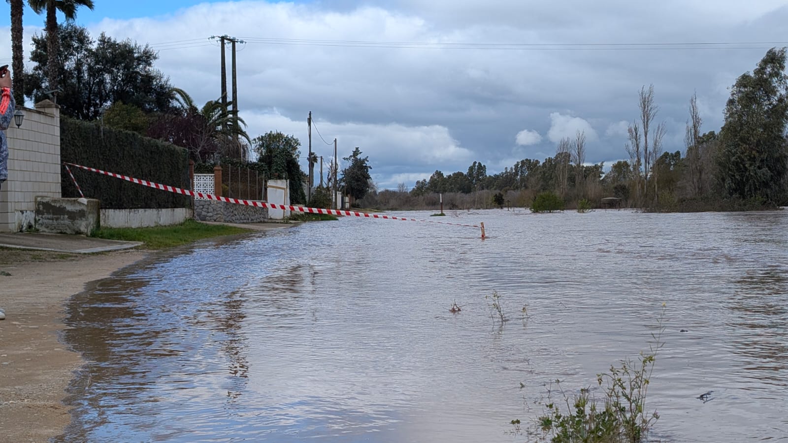 El río Zújar a su paso por Villanueva de la Serena. Se ha desbordado un badén.