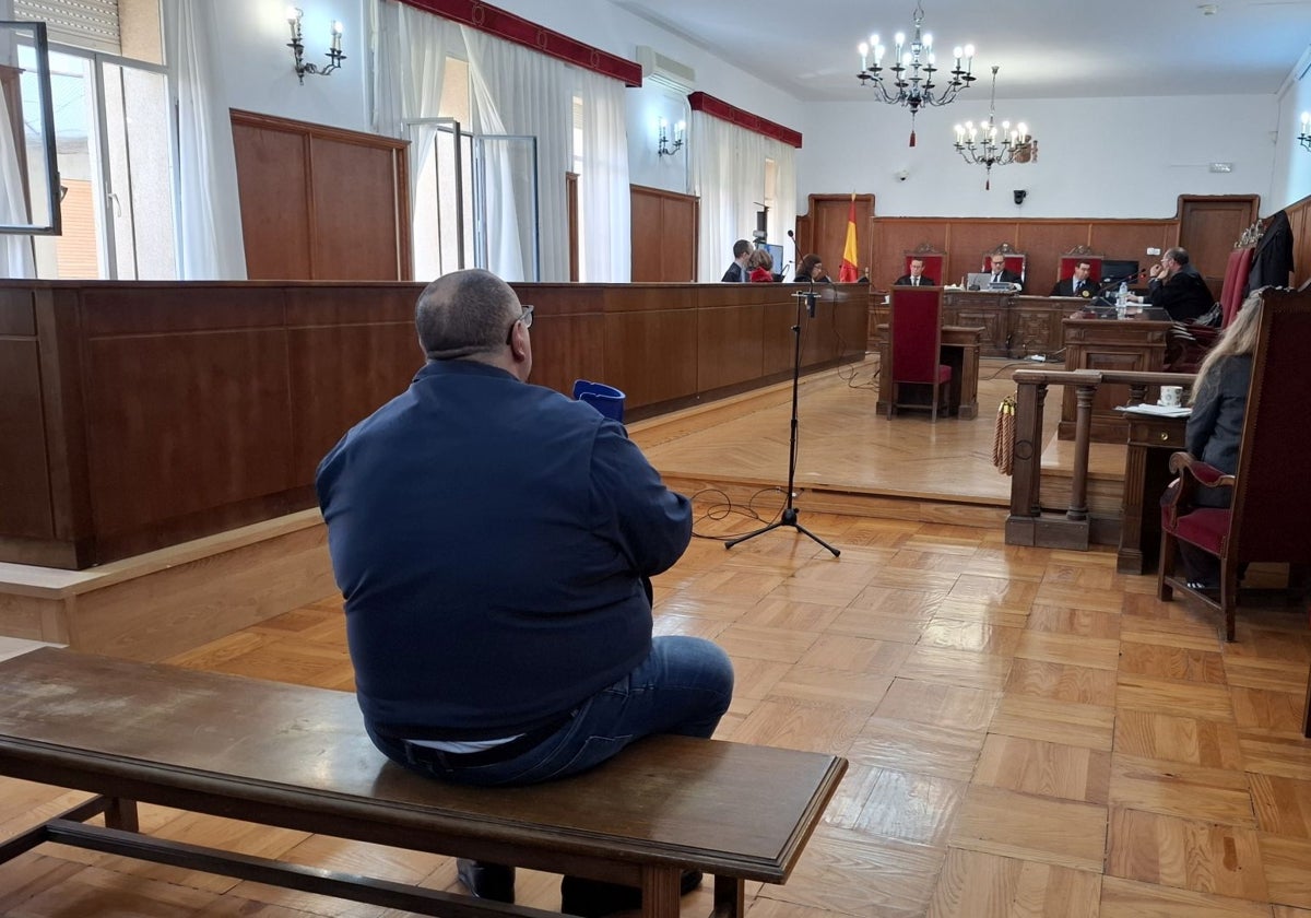 Uno de los acusados durante el juicio que se ha celebrado en la Audiencia de Badajoz.