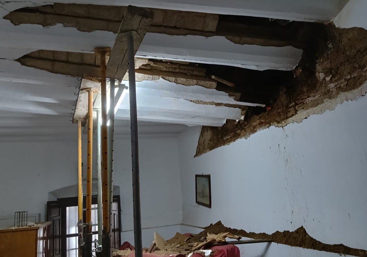 Parte del techo de la sacristía de la ermita del Cristo de la Sangre de Ahillones ha cedido, en parte por las lluvias. Está apuntalado.