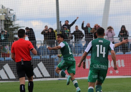 Sancho celebra el tanto de la victoria del Cacereño en Valdebebas en el descuento.