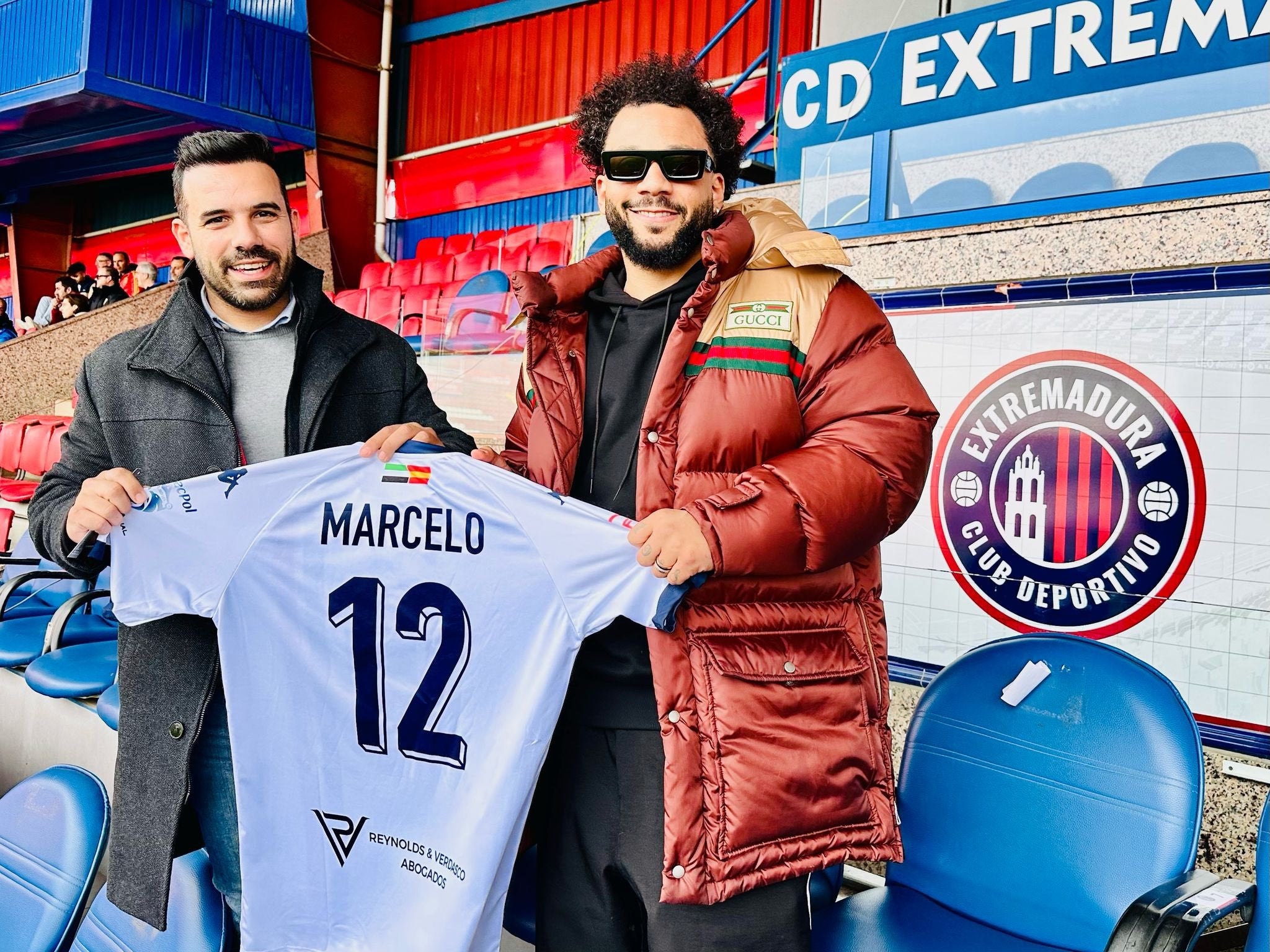 Marcelo posa con la camiseta del Extremadura.