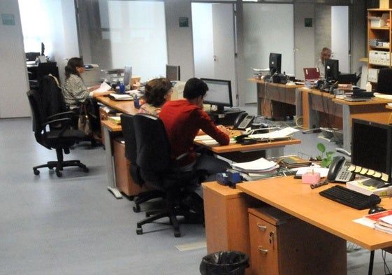 Trabajadores de la Junta de Extremadura en el edificio de Mérida III Milenio