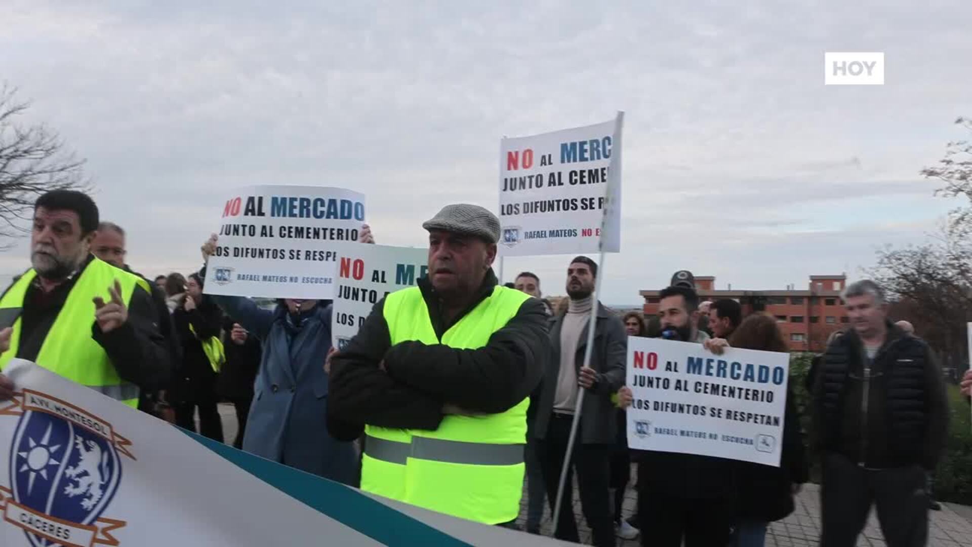 Un centenar de vecinos protesta en Montesol contra el traslado del mercadillo de Cáceres junto al cementerio