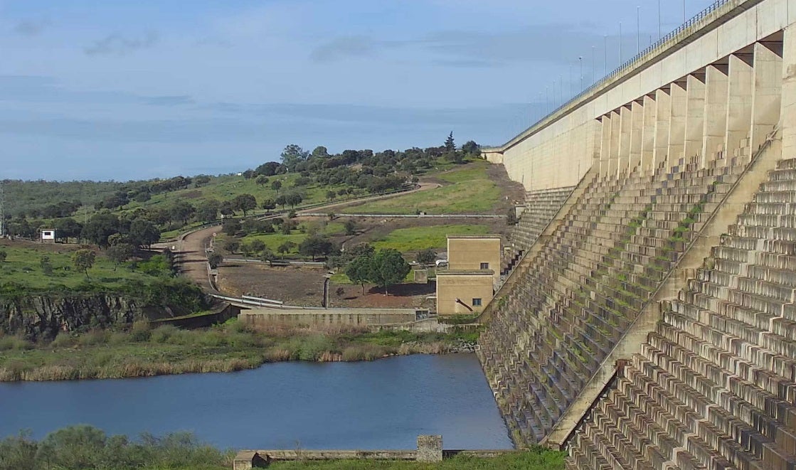 La subida de nivel y los desembalses en las presas del Guadiana, en imágenes