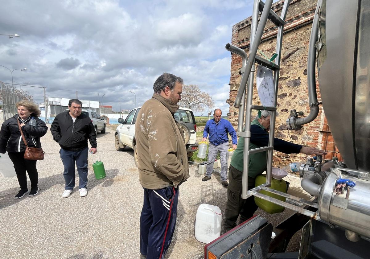 Reparto de agua potable este miércoles en Retamal de Llerena, en la Campiña Sur.