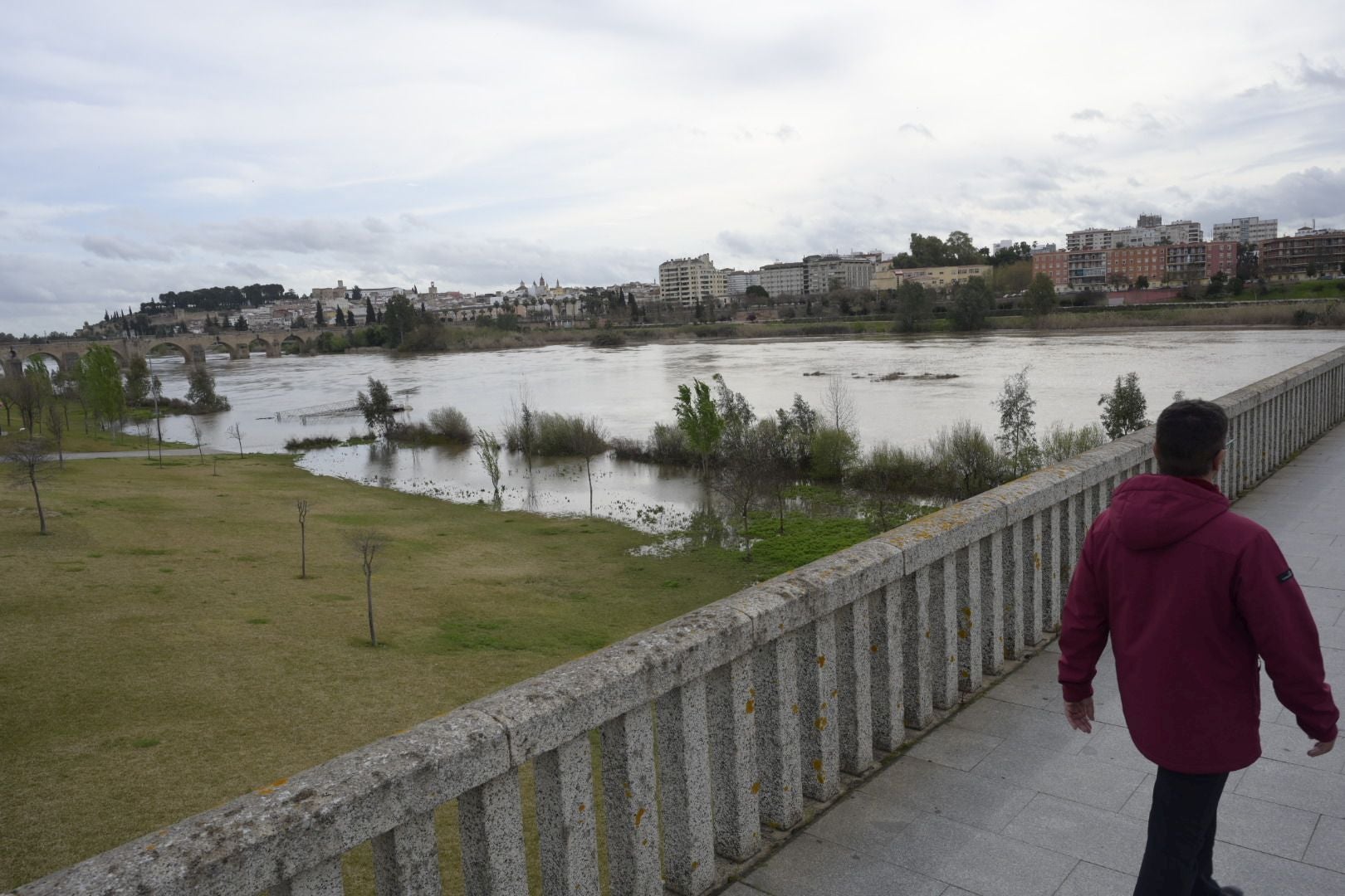 La crecida del Guadiana en Badajoz, en imágenes