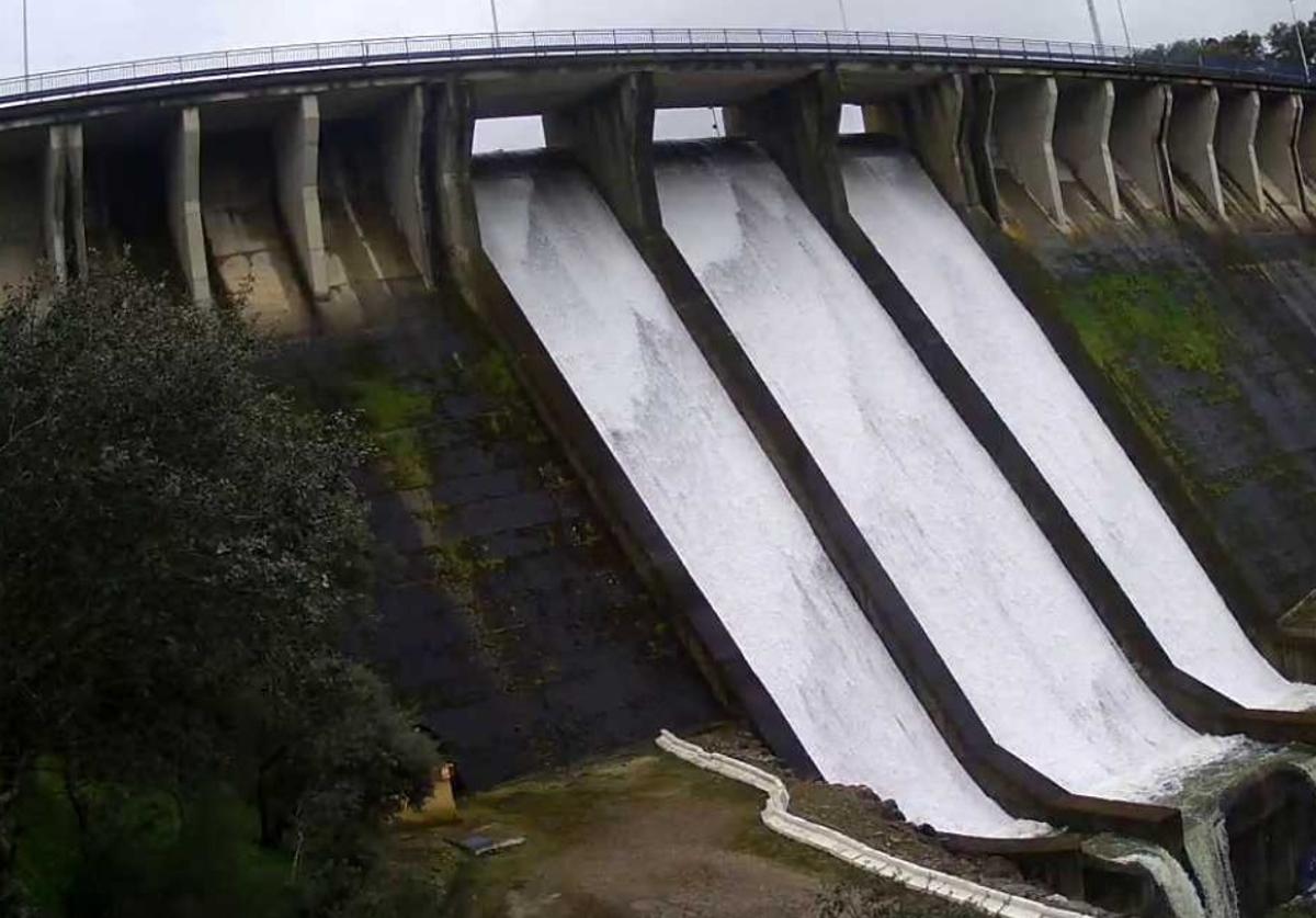 La subida de nivel y los desembalses en las presas del Guadiana, en imágenes