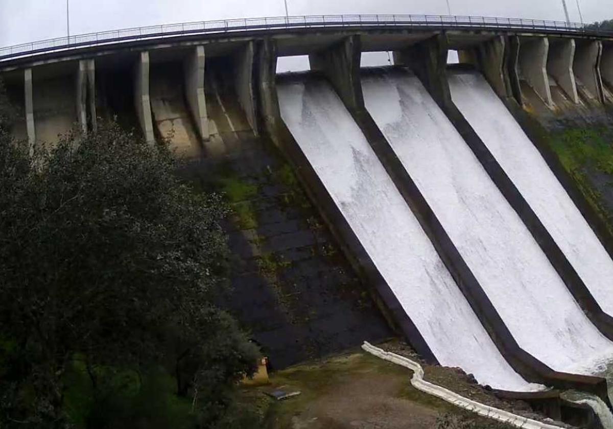 La subida de nivel y los desembalses en las presas del Guadiana, en imágenes