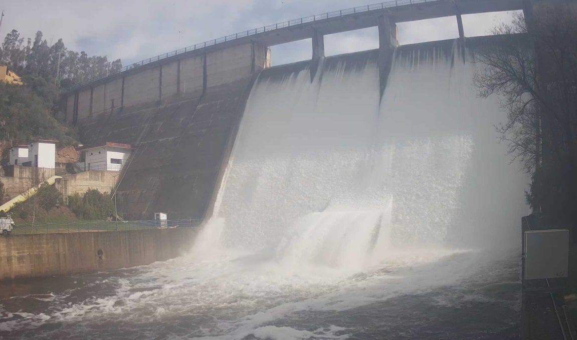 La presa de Villar del Rey suelta agua desde la semana pasada. 