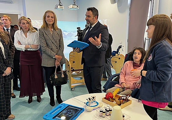 La infanta Elena visita una sala sensorial del centro de día de Mi Princesa Rett.