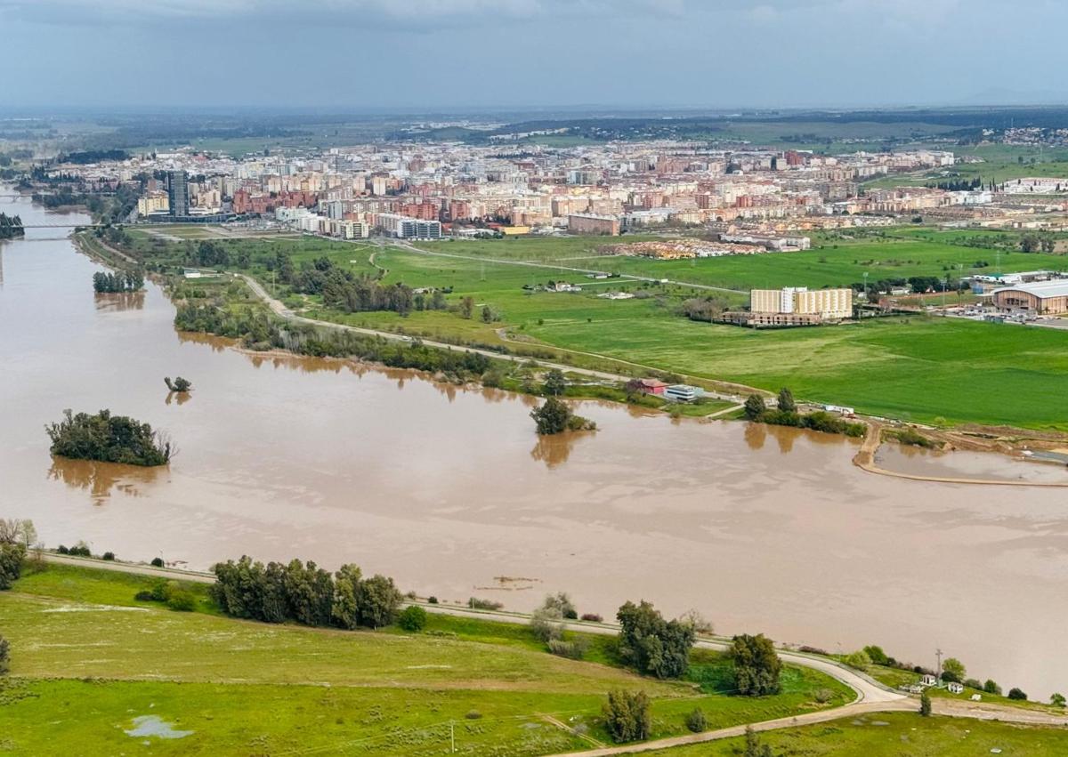 Imagen secundaria 1 - El azud del Guadiana alivia 700 metros cúbicos por segundo