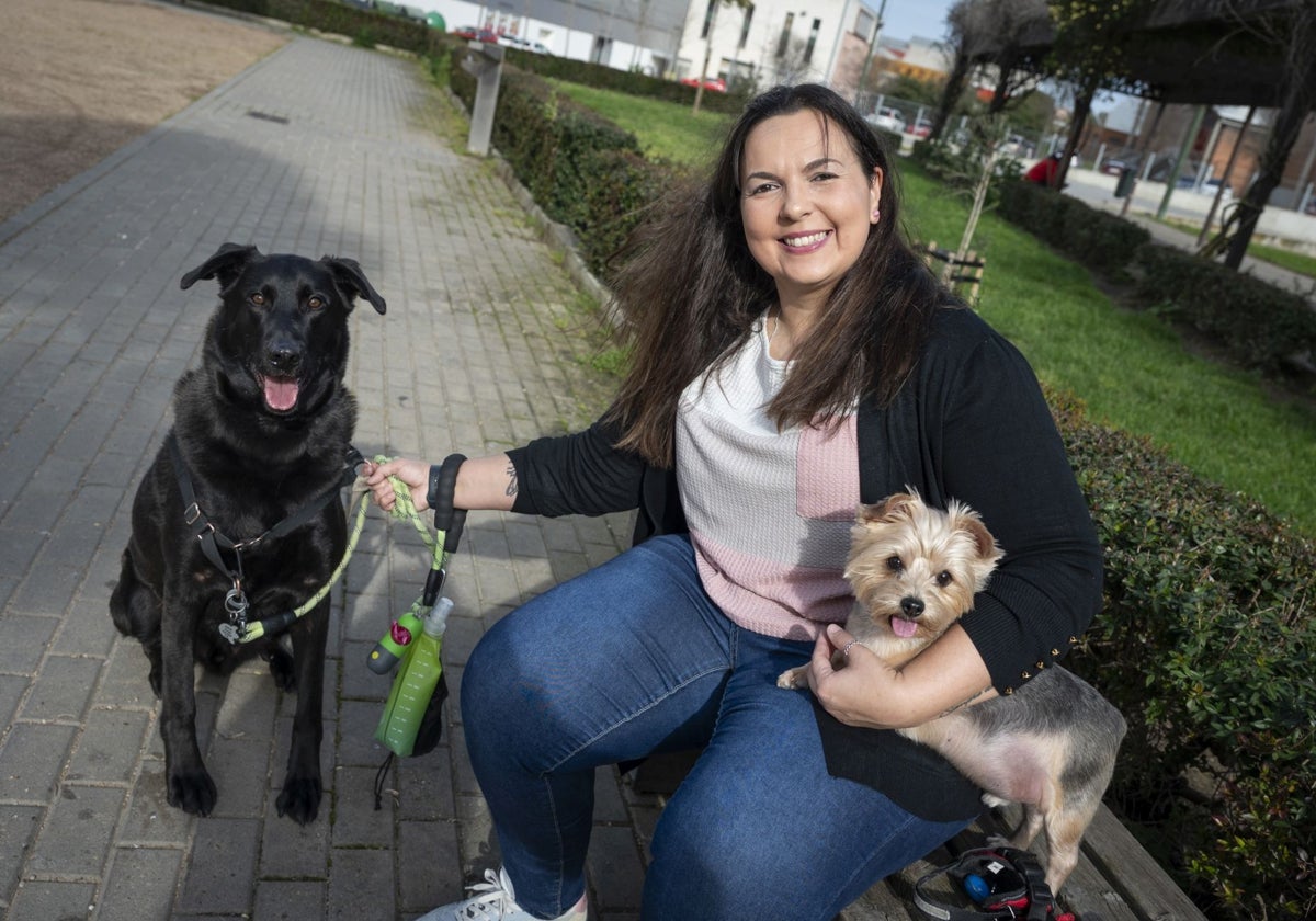 La psicóloga Elena Avilés con sus perros Thor, de año y medio y Vaquilla, de siete años.