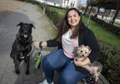 La psicóloga Elena Avilés con sus perros Thor, de año y medio y Vaquilla, de siete años.