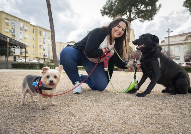 Elena Avilés, psicóloga en Badajoz, con dos de sus perros.